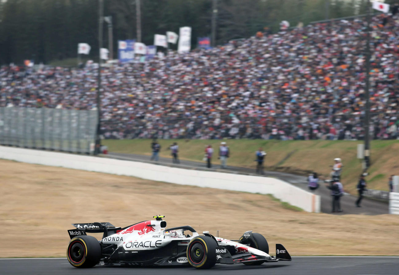 ホンダ応援席の下を通過するレッドブル・ホンダの角田裕毅（撮影・宮崎幸一）