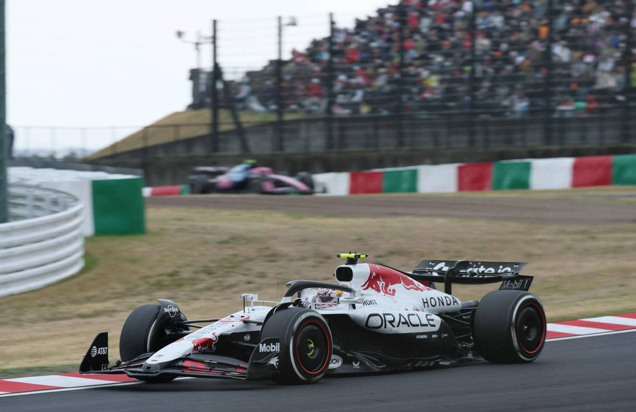 レッドブル・ホンダの角田裕毅（手前）は追い上げならず12位に終わる（撮影・宮崎幸一）