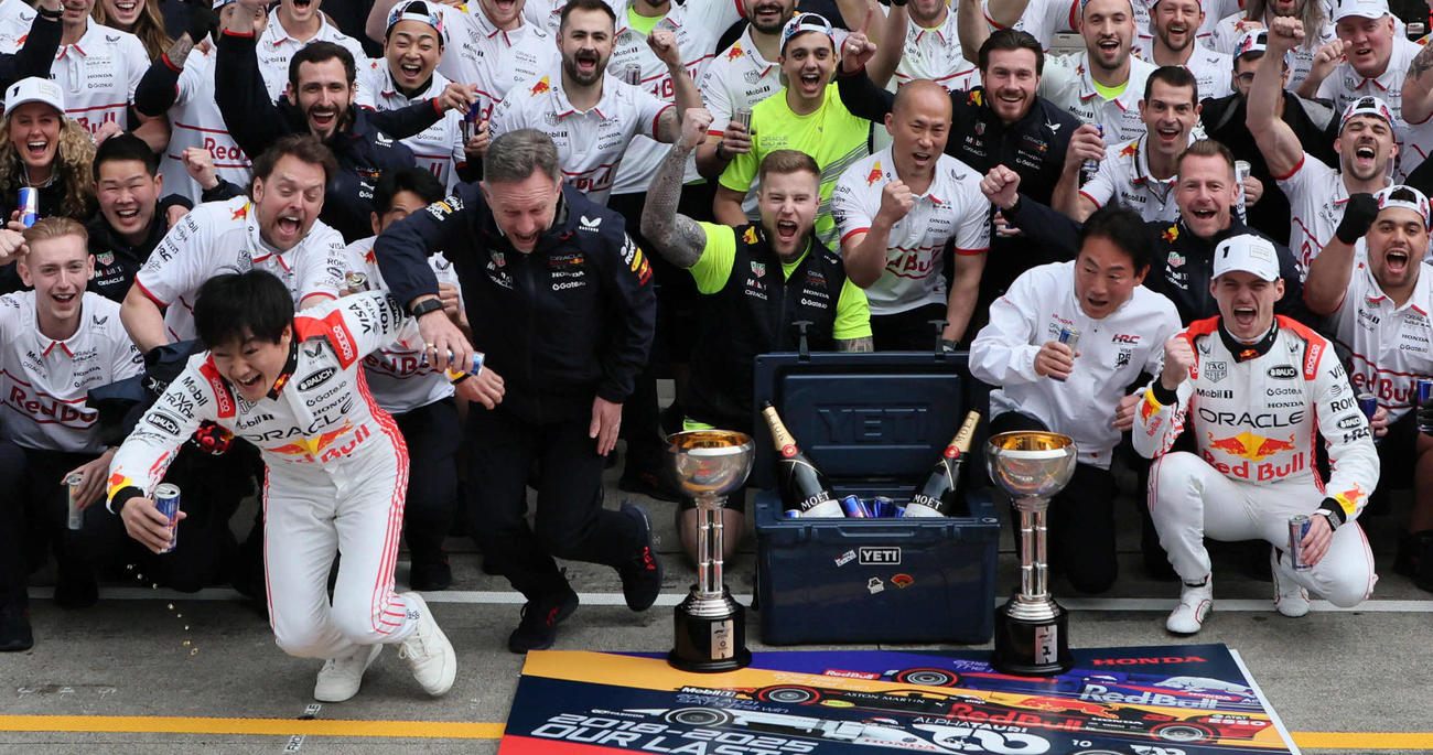 日本GPに優勝し、恒例のレッドブルかけを行うレッドブル・ホンダ。最前列左から、一目散に逃げ出す角田裕毅とホーナー代表。さらに右へHRCの渡辺社長、優勝したフェルスタッペン（撮影・宮崎幸一）
