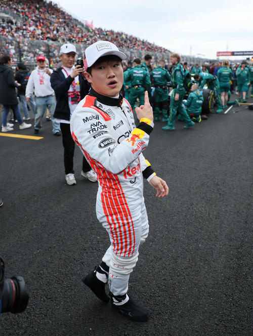 スターティンググリッドについたレッドブル・ホンダの角田裕毅（撮影・宮崎幸一）