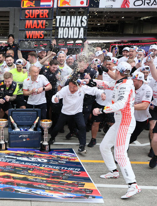 日本GPに優勝し、恒例のレッドブルかけを行うレッドブル・ホンダ。逃げ遅れたHRCの渡辺社長（中央）にレッドブルをぶちまけるフェルスタッペン（右）ら（撮影・宮崎幸一）