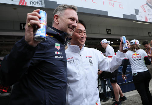 祝勝会で肩を組むレッドブル・ホンダのホーナー代表（左）とHRCの渡辺社長（撮影・宮崎幸一）