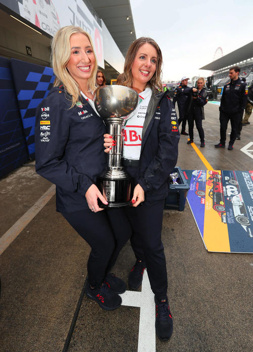 祝勝会で笑顔を見せるレッドブル・ホンダのスタッフ（撮影・宮崎幸一）