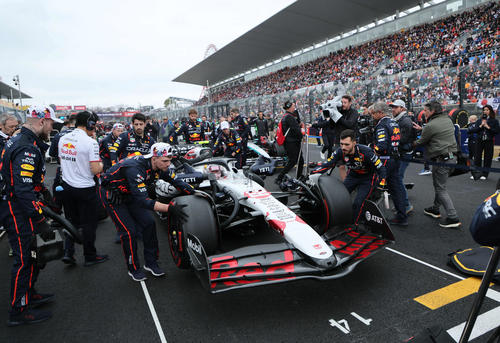 スターティンググリッドにつくレッドブル・ホンダの角田裕毅（撮影・宮崎幸一）