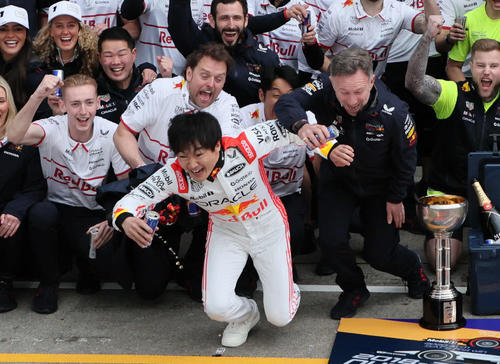 日本GPに優勝し、恒例のレッドブルかけを行うレッドブル・ホンダ。左は一目散に逃げ出す角田裕毅とホーナー代表（撮影・宮崎幸一）