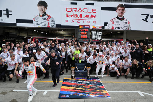 日本GPに優勝し、恒例のレッドブルかけを行うレッドブル・ホンダ。一目散に逃げ出す角田裕毅（左手前）とホーナー代表。HRCの渡辺社長（中央右）は逃げ遅れる。同右は優勝したフェルスタッペン（撮影・宮崎幸一）