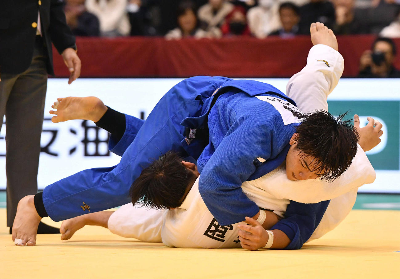 男子90キロ級決勝　岡田陸（下）を攻める田嶋剛希（撮影・岩下翔太）