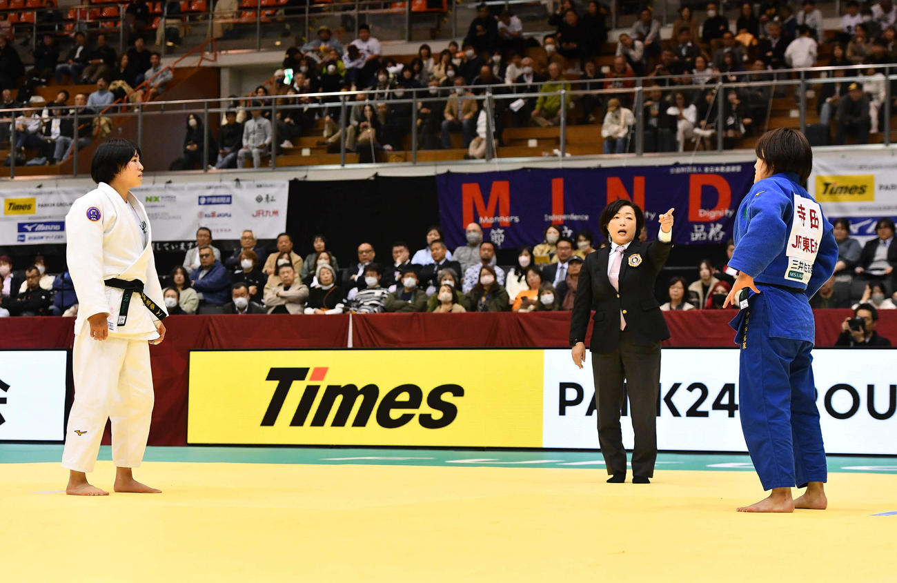 女子70キロ級決勝で両者反則負けの判定を受ける田中志歩（左）と寺田宇多菜（撮影・岩下翔太）