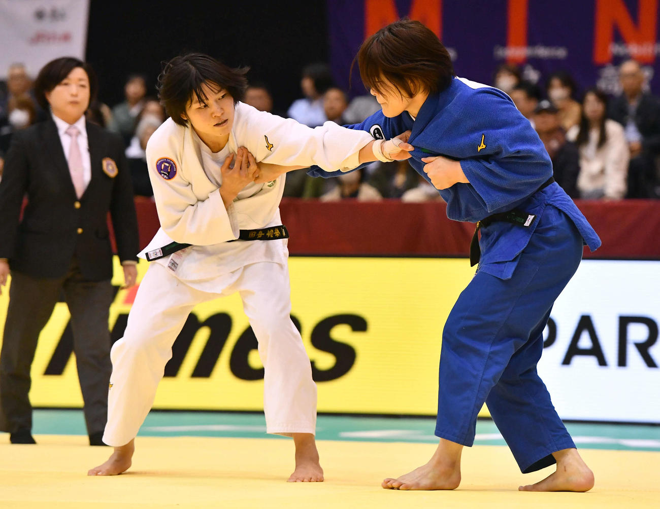 女子70キロ級決勝　組み合う田中志歩（左）と寺田宇多菜（撮影・岩下翔太）