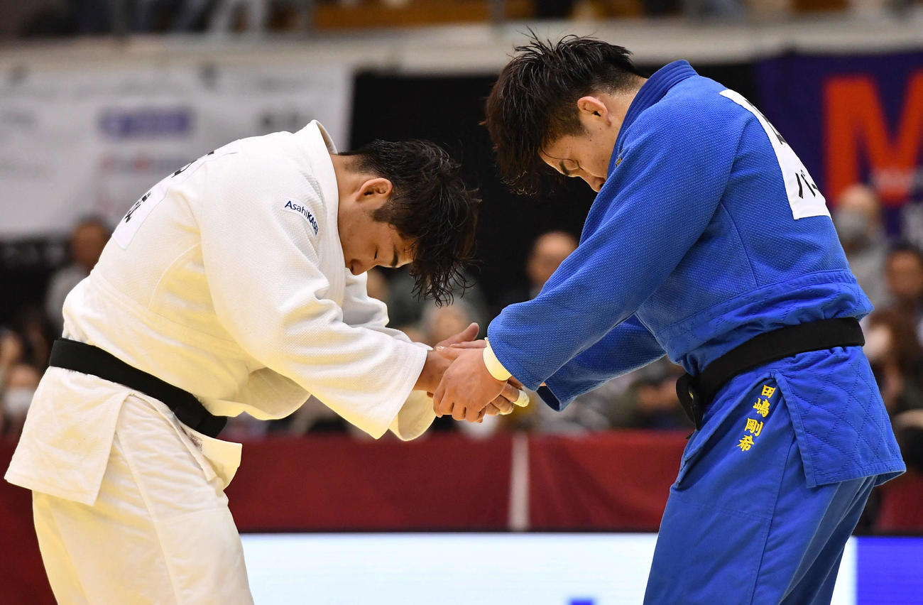 男子90キロ級で優勝した田嶋剛希（右）は、11分を超える熱戦を終えた岡田陸と握手を交わす（撮影・岩下翔太）