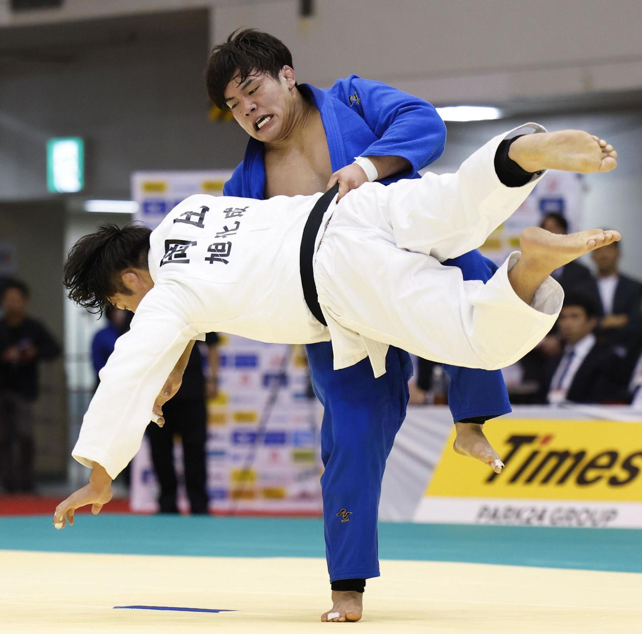 男子90キロ級決勝　岡田陸（手前）を破り優勝した田嶋剛希（共同）