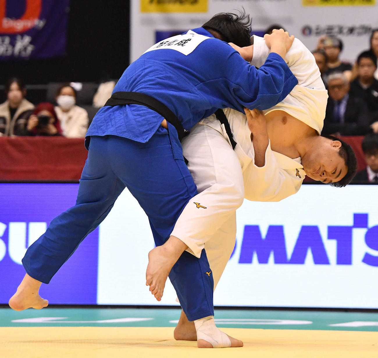男子100キロ超級決勝　中村雄太（左）を攻める太田彪雅（撮影・岩下翔太）