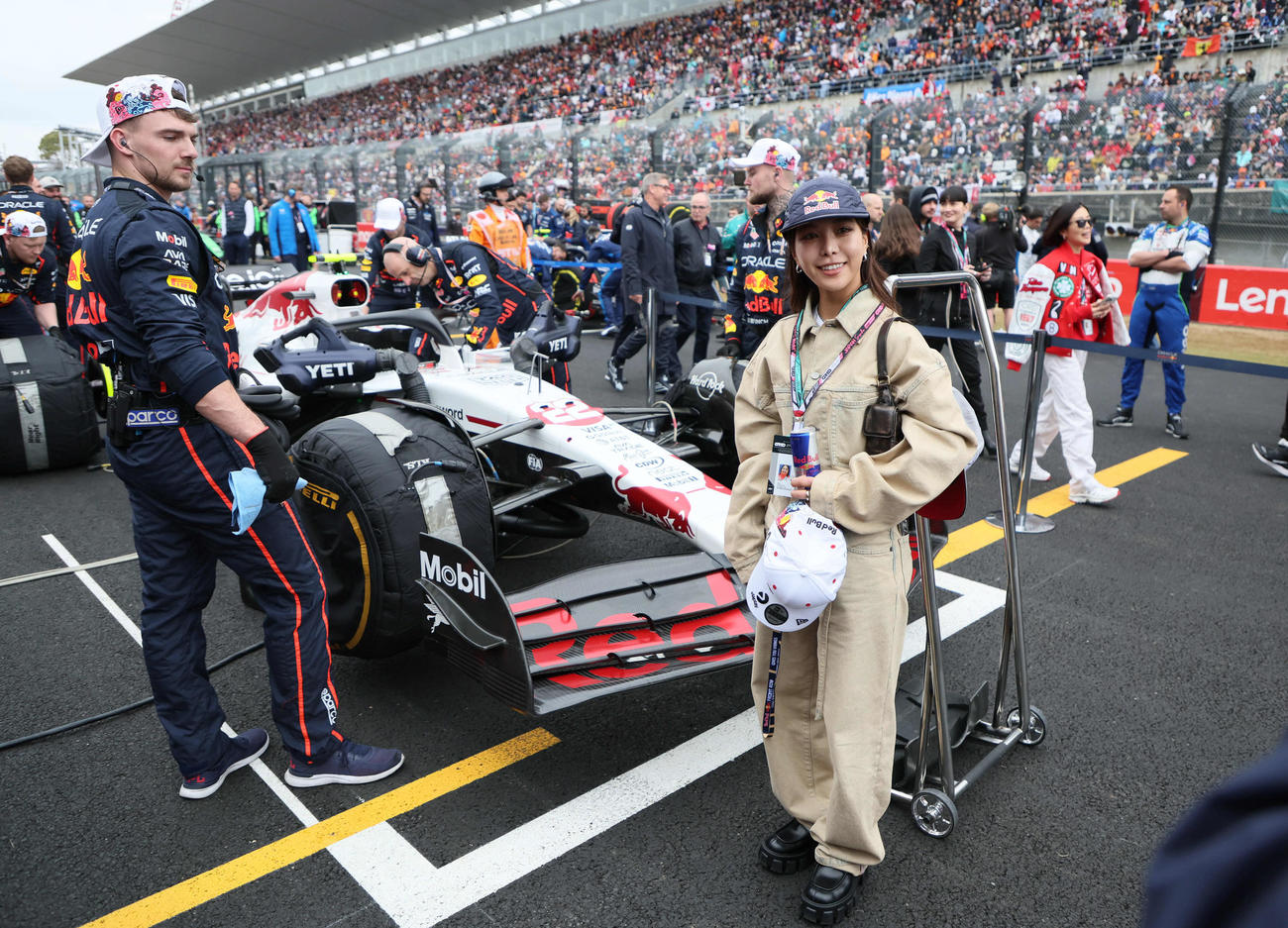 スターティンググリッドについたレッドブル・ホンダの角田裕毅のマシンの前に立つ女子スキージャンプの高梨沙羅（撮影・宮崎幸一）