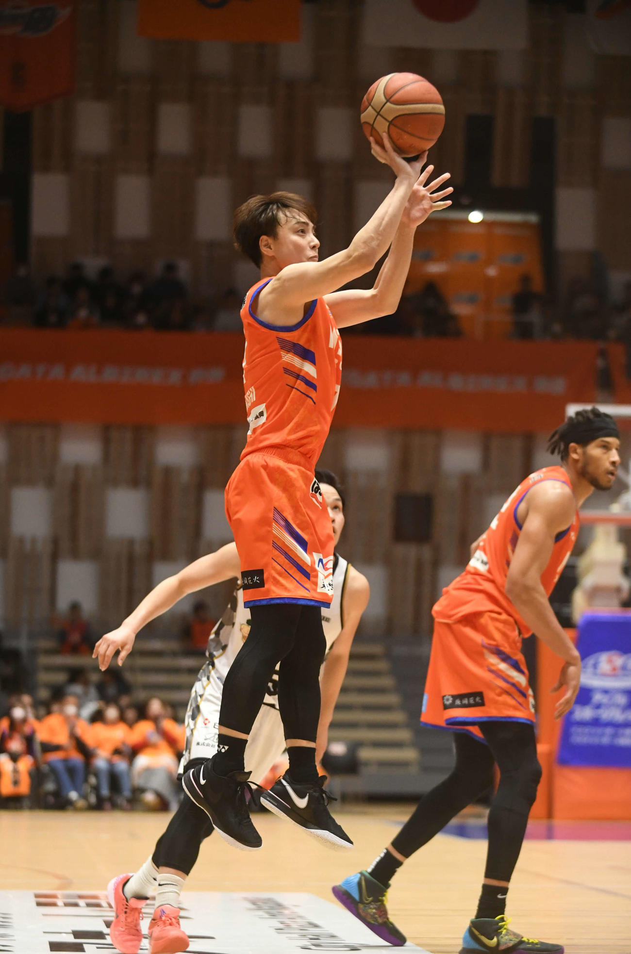 三重戦の第3Q、3点シュートを放つ新潟・五十嵐