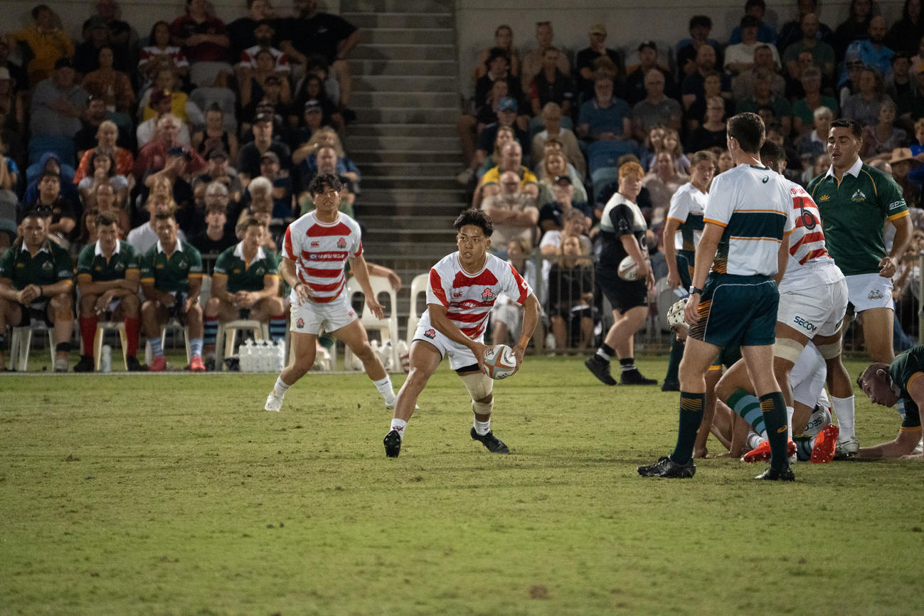 オーストラリアンバーバリアンズ戦でパスするU23日本代表のSH高木城治（C）JRFU