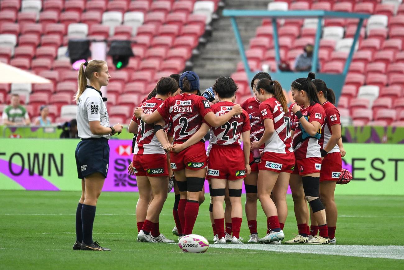 HSBC SVNSシンガポール大会の英国戦で円陣を組む女子7人制日本代表（C）JRFU