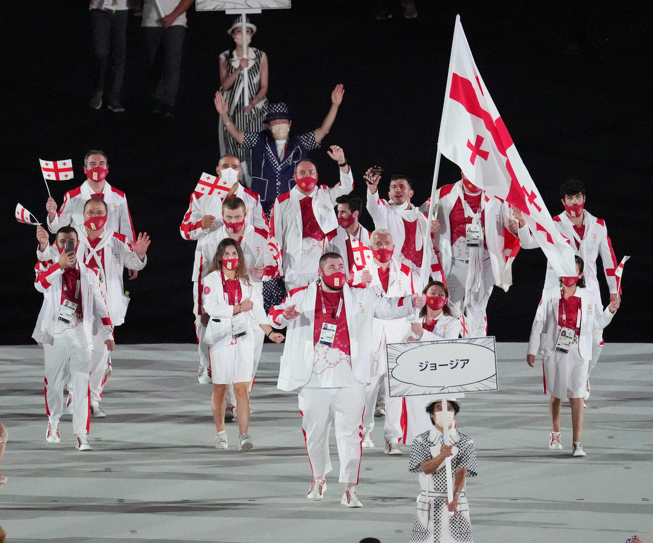 東京五輪の開会式で入場するジョージアの選手団（2021年7月23日）