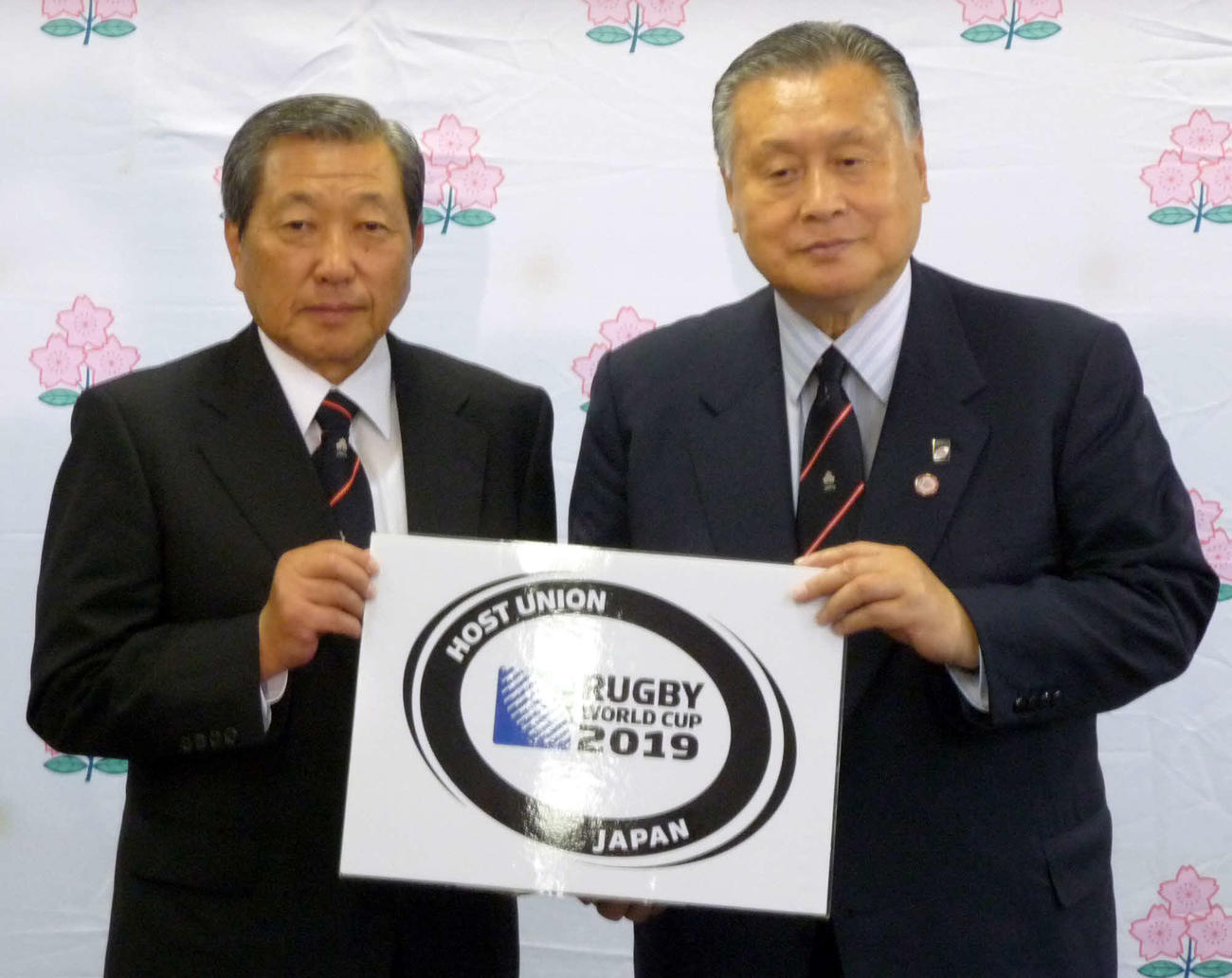 2019年ラグビーW杯のロゴを手にする真下昇氏と森喜朗氏（2009年7月30日撮影）