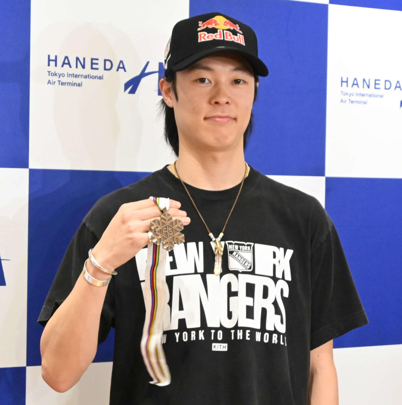 羽田空港に帰国し、メダルを披露するジャンプ男子の小林（撮影・飯岡大暉）