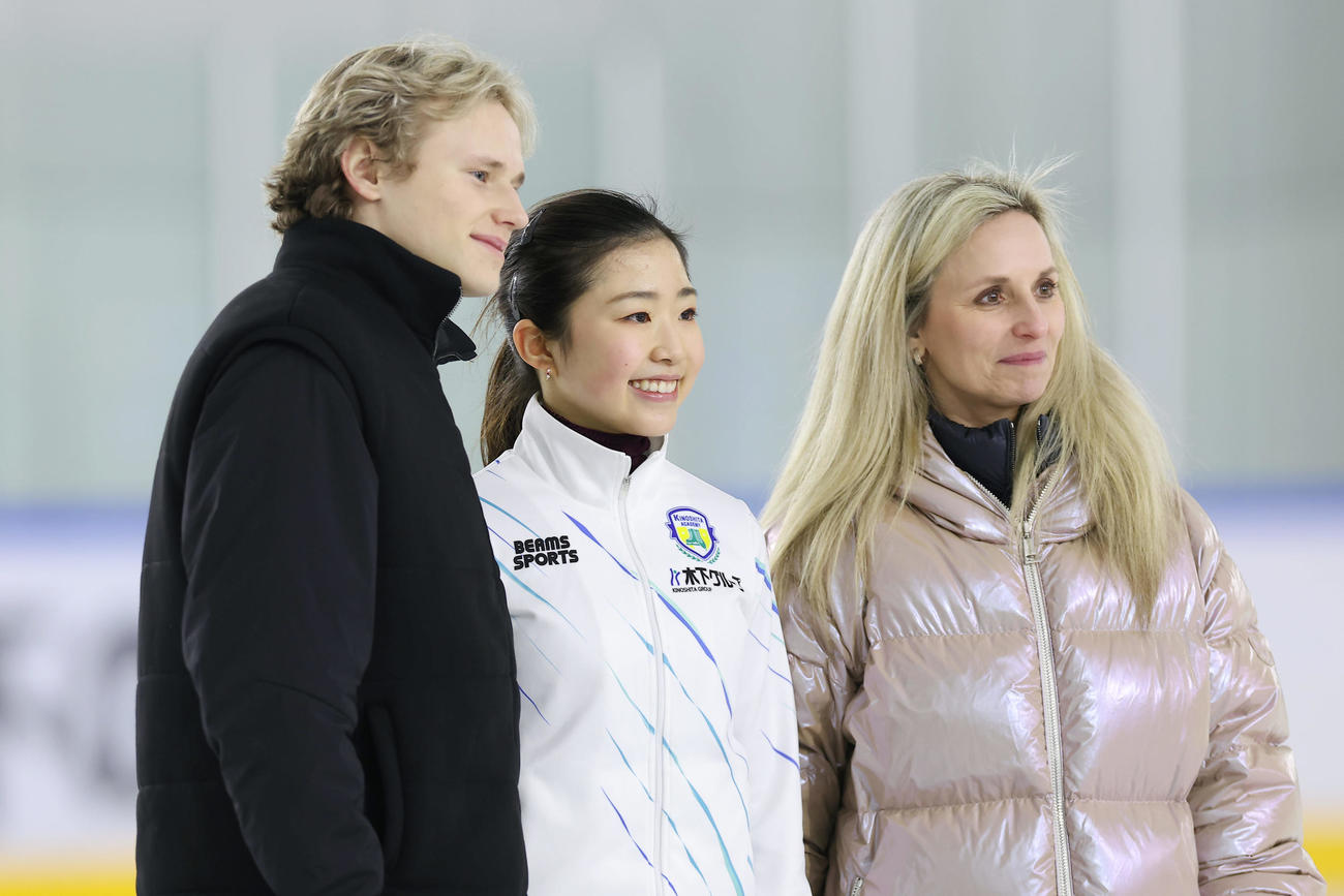 マリニン（左）、マリニナ・コーチ（右）と記念写真に納まる千葉（撮影・前田充）