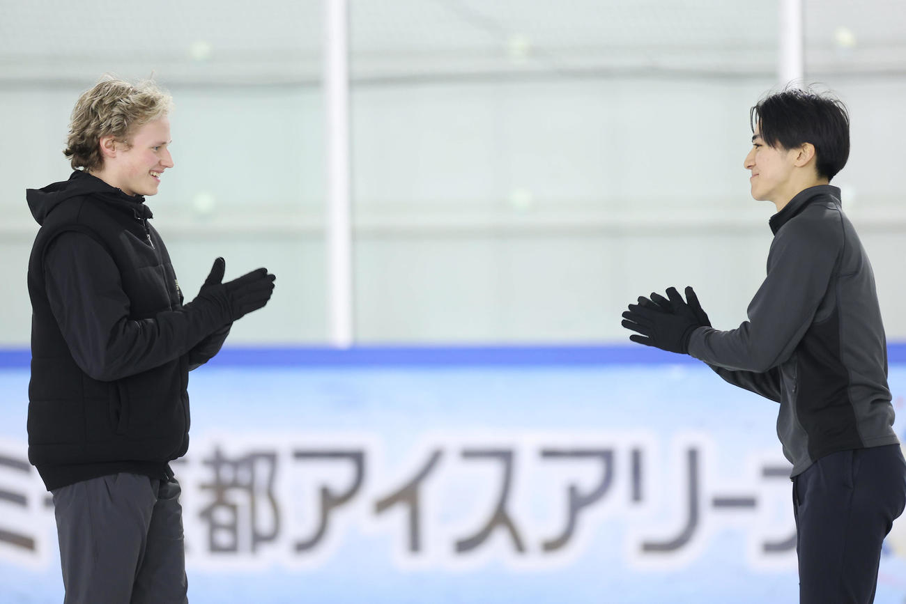 練習に臨むマリニン（左）と中村（撮影・前田充）