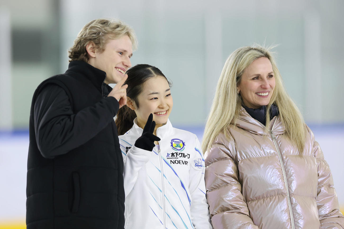 マリニン（左）、マリニナ・コーチ（右）と記念写真に納まる島田（撮影・前田充）