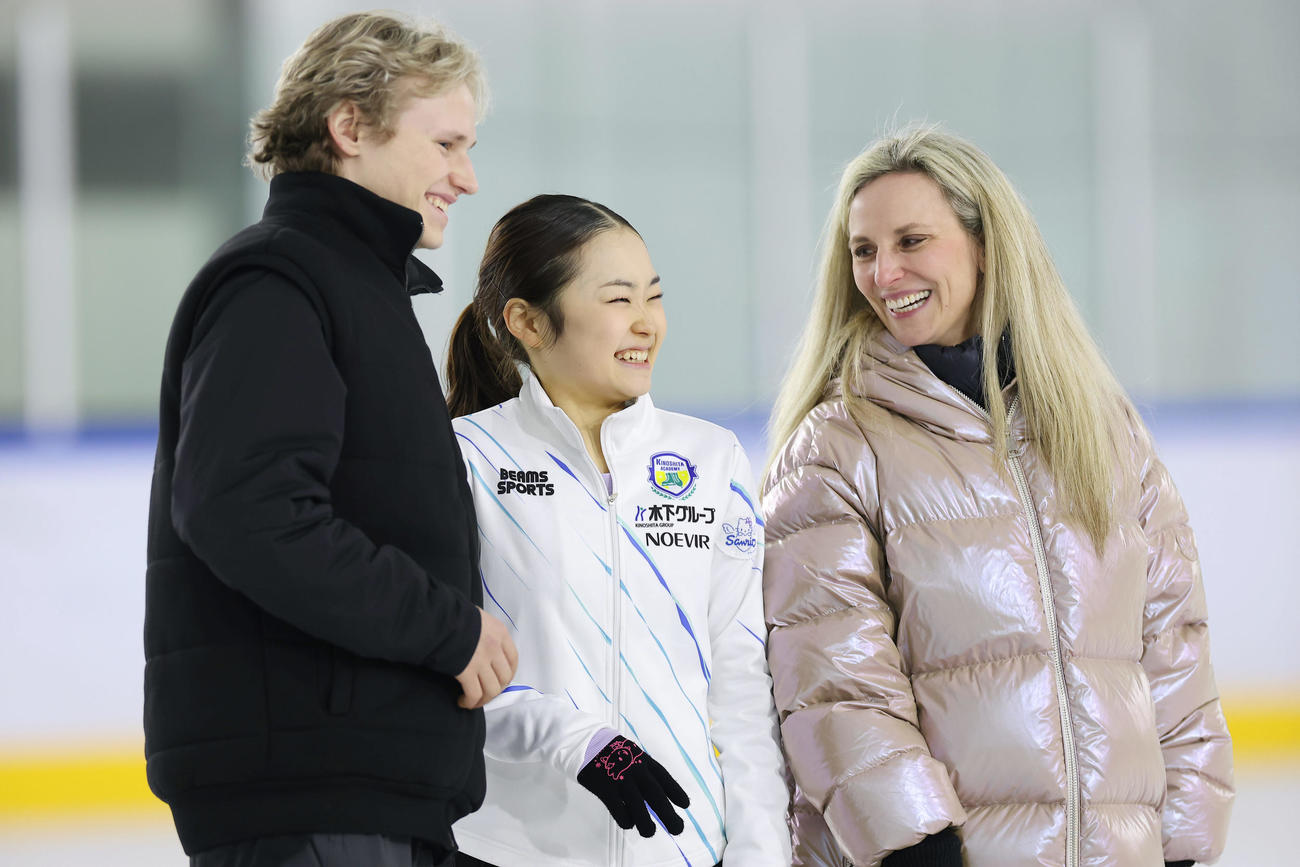 マリニン（左）、マリニナ・コーチ（右）と記念写真に納まる島田（撮影・前田充）