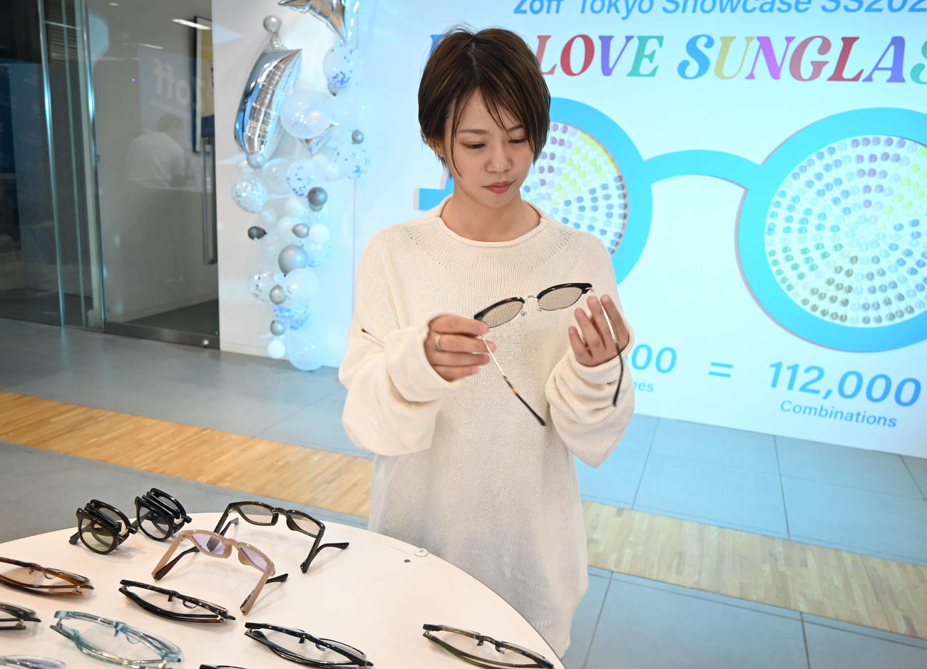 Zoffのお気に入りのサングラスを選ぶ高木菜那さん（撮影・飯岡大暉）