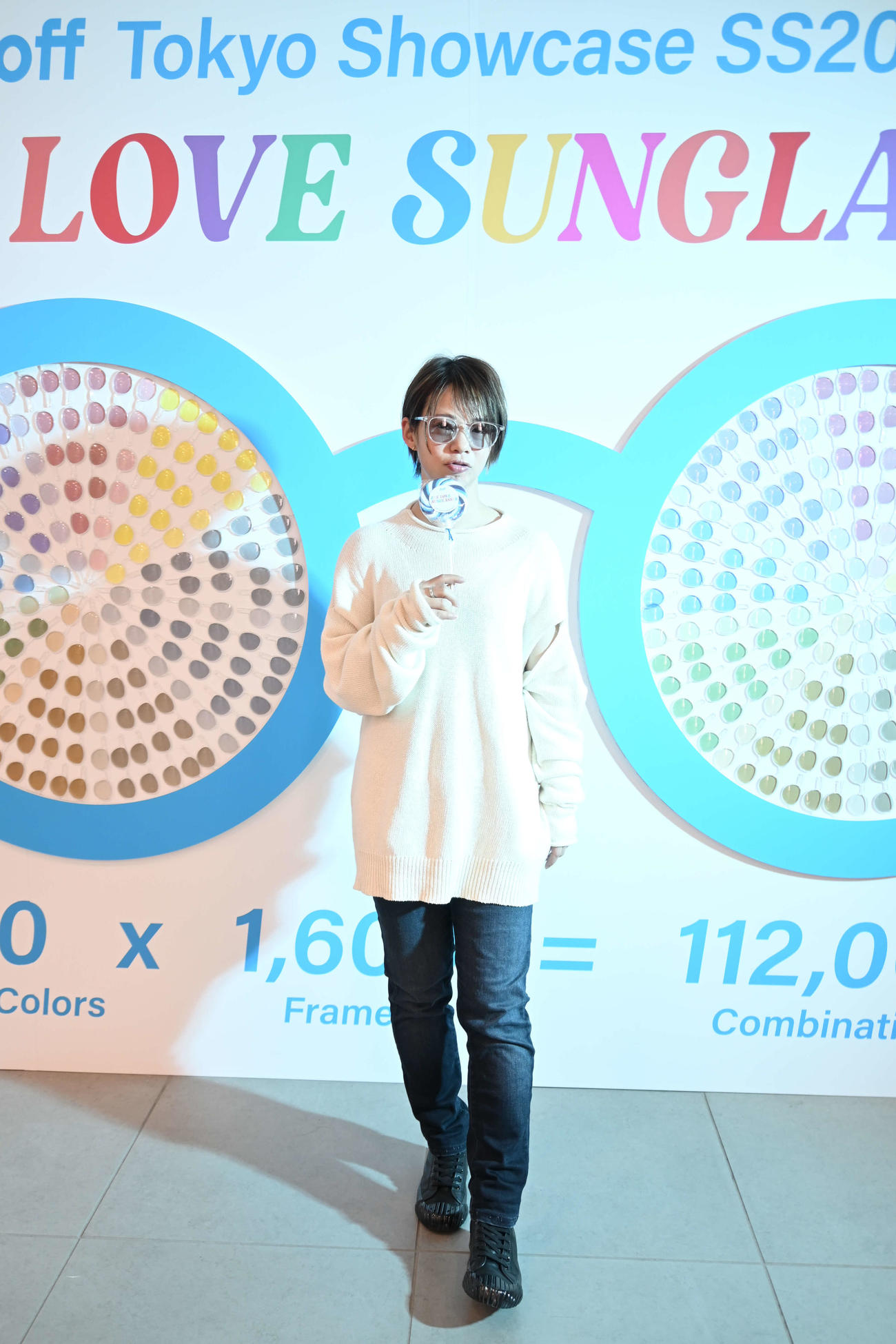 Zoffのサングラスをかけてポーズを決める高木菜那さん（撮影・飯岡大暉）