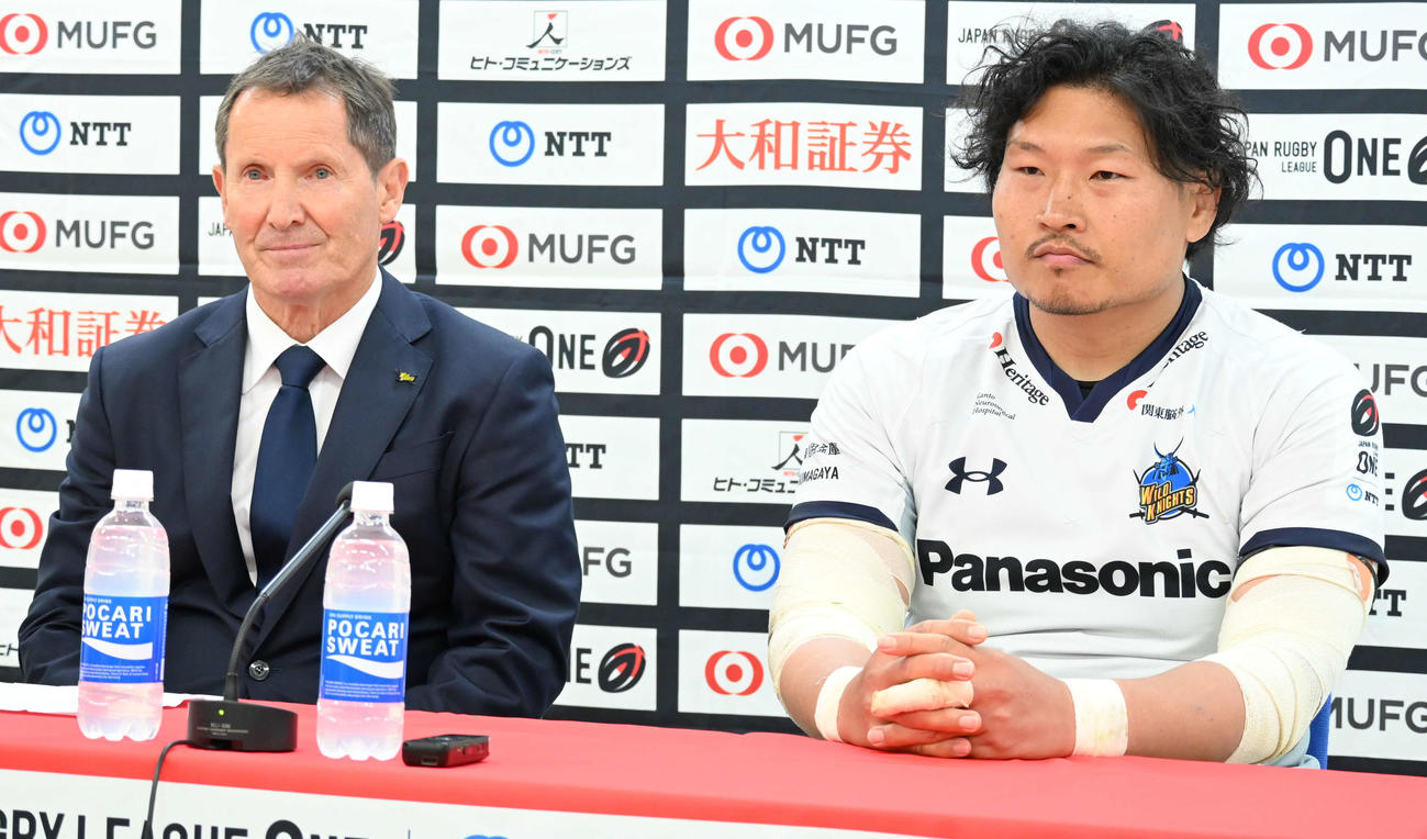 試合後に会見する埼玉の稲垣啓太主将（右）とロビー・ディーンズ監督（撮影・飯岡大暉）