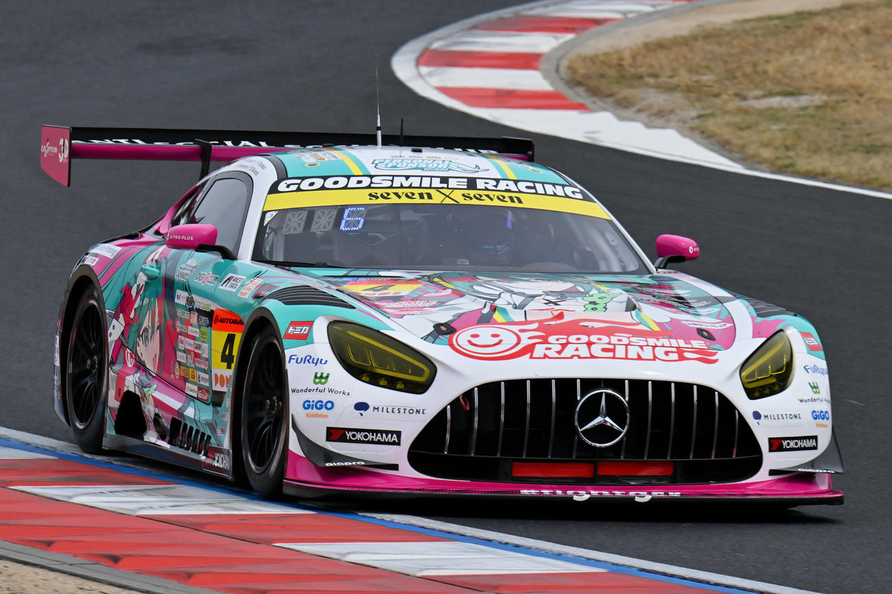 GT300クラスのポールポジションを獲得したグッドスマイル初音ミクAMGのマシン