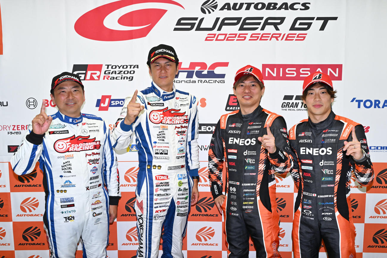 GT500クラスのポールポジションを獲得した大嶋和也、福住仁嶺組とGT300クラスの谷口信輝、片岡龍也組
