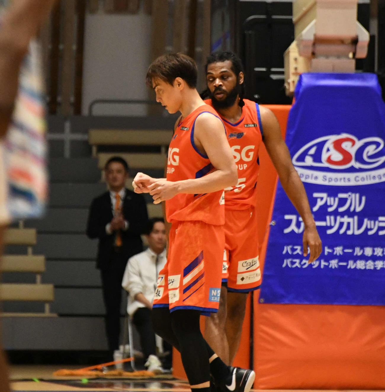 第4Q、3点シュートを決め、こぶしを軽く握る五十嵐
