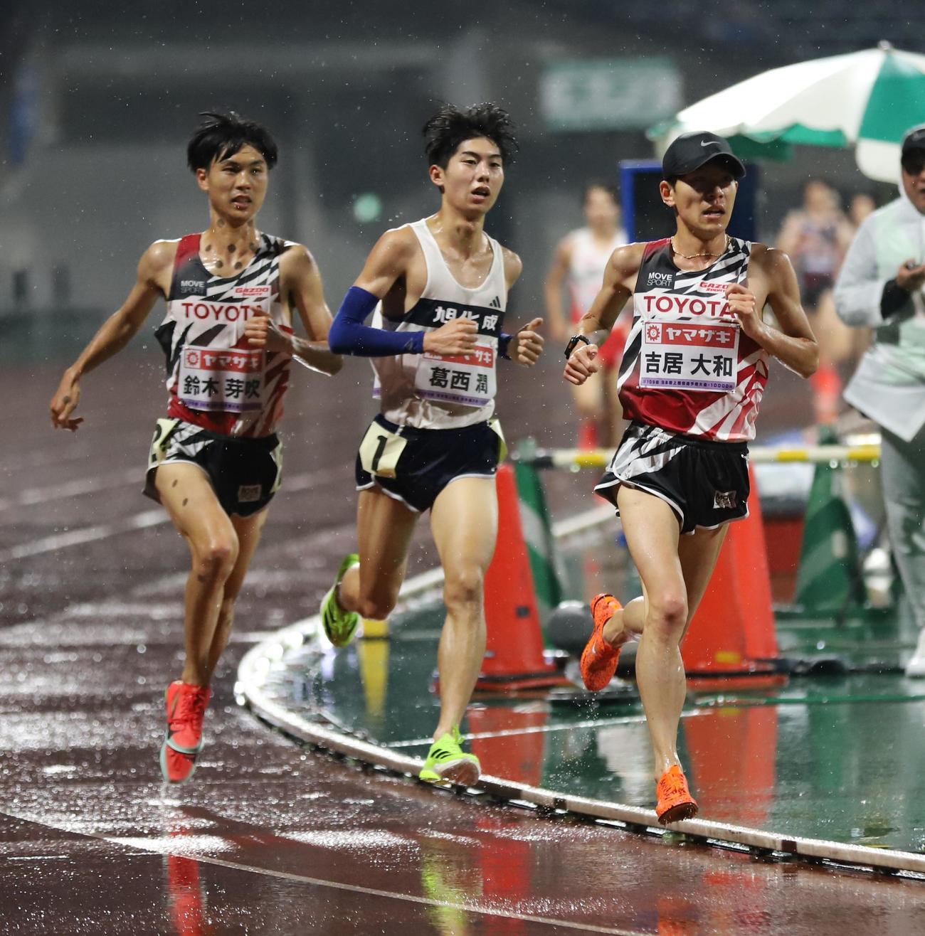 日本選手権男子1万メートル　力走する右から吉居大和、葛西潤、鈴木芽吹（撮影・藤塚大輔）