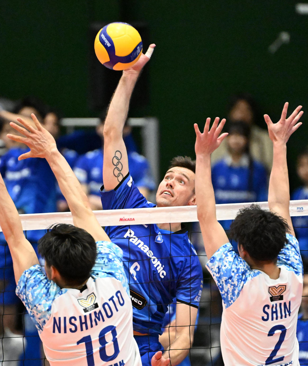 大阪B対東レ静岡　第3セット、スパイクを放つ大阪Bのジェスキー（撮影・石井愛子）