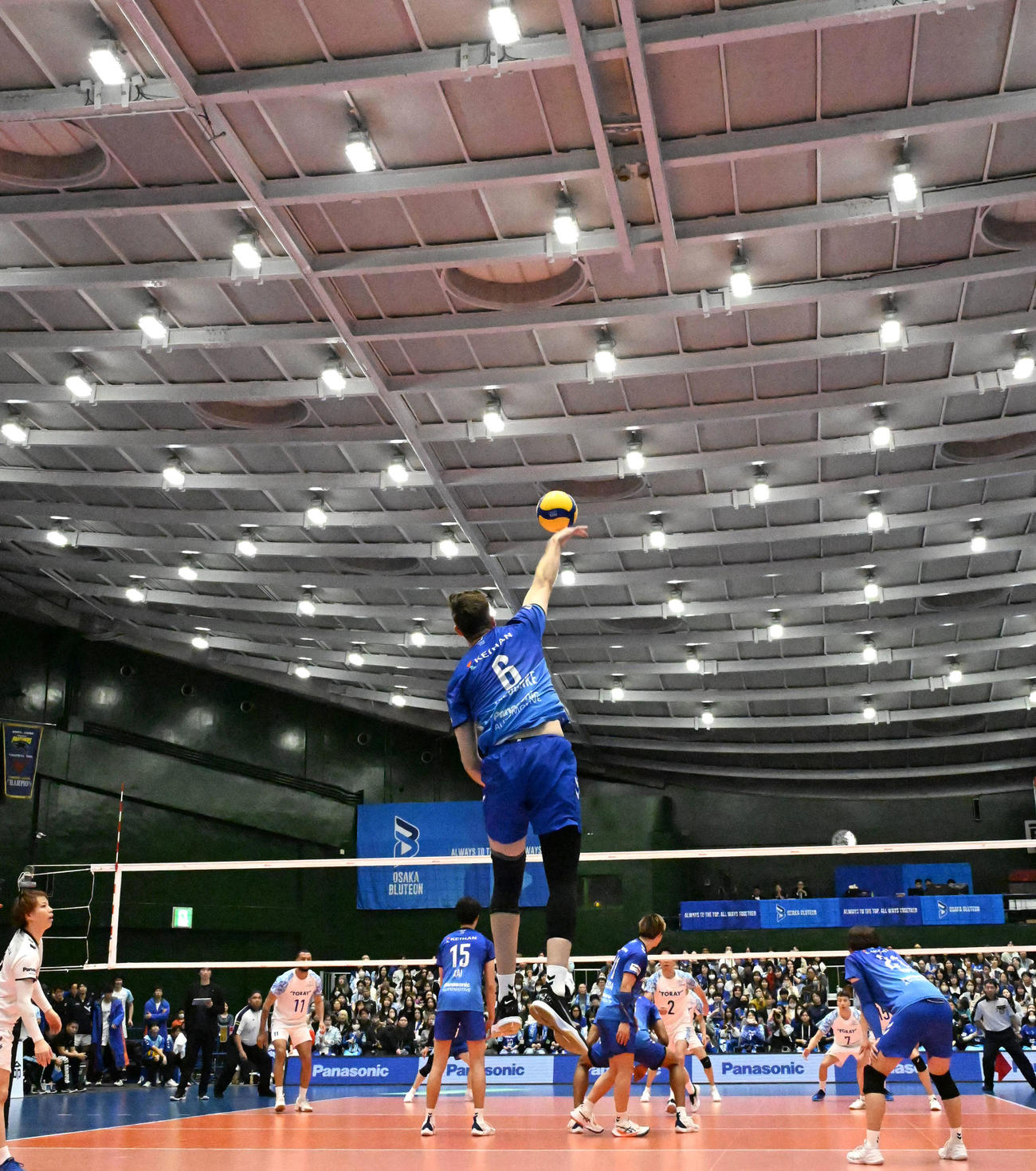 大阪B対東レ静岡　第5セット、サーブを放つ大阪Bのジェスキー（撮影・石井愛子）