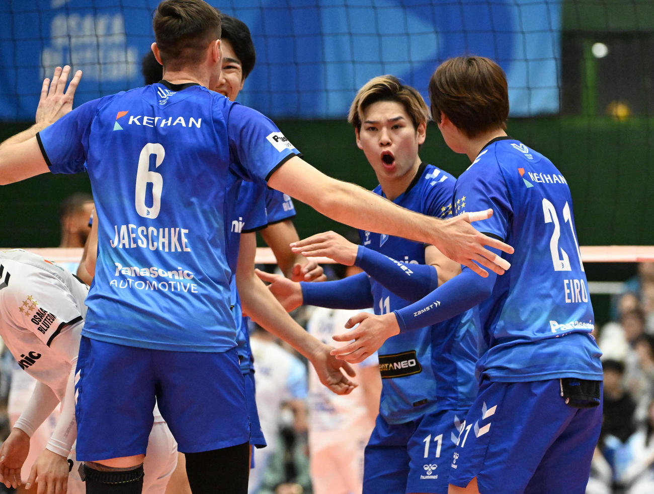 大阪B対東レ静岡　第1セット、スパイクが決まり喜ぶ大阪Bの西田（右から2人目）（撮影・石井愛子）