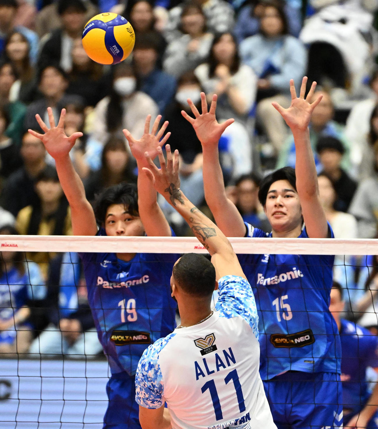 大阪B対東レ静岡　第2セット、ブロックをする大阪Bの西川（左）、甲斐（撮影・石井愛子）