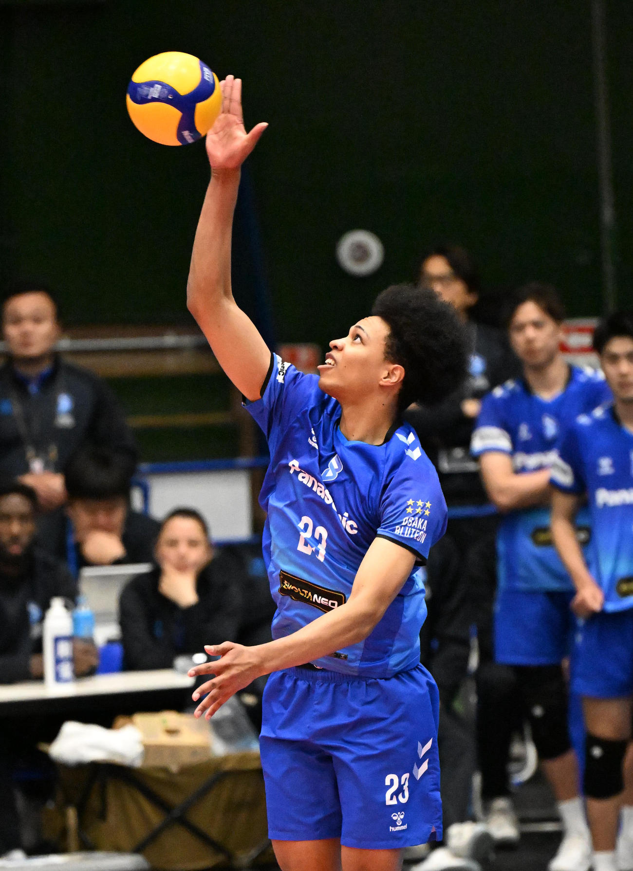 大阪B対東レ静岡　第2セット、サーブをする大阪Bのラリー（撮影・石井愛子）