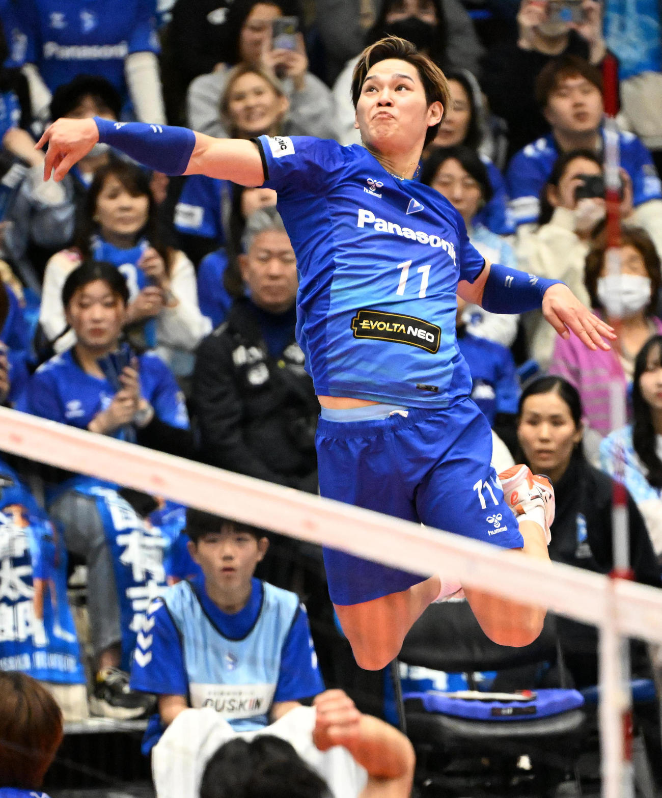 大阪B対東レ静岡　第2セット、スパイクを決める大阪Bの西田（撮影・石井愛子）
