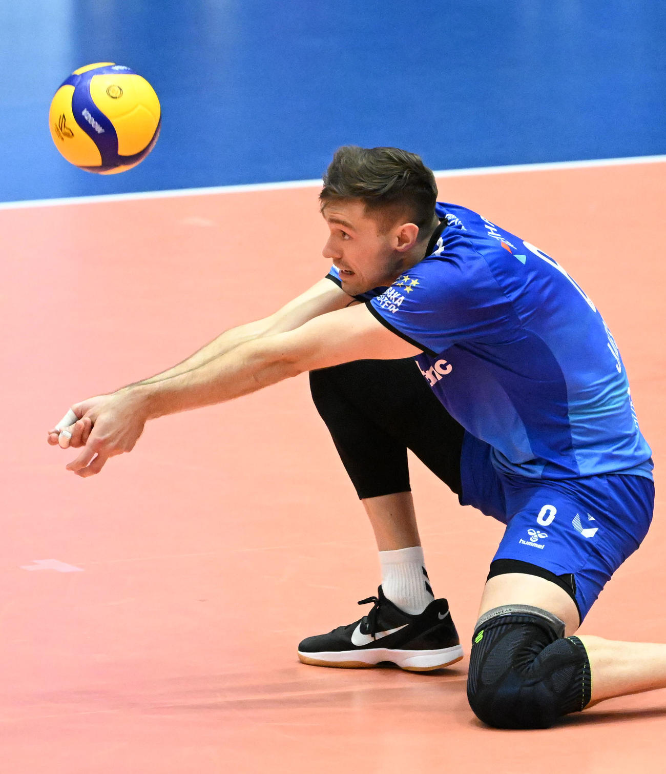大阪B対東レ静岡　第2セット、トスをする大阪Bのジェスキー（撮影・石井愛子）