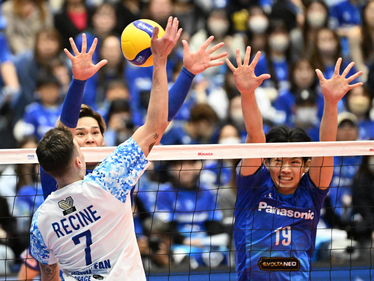 大阪B対東レ静岡　第3セット、ブロックをする大阪Bの西田（左）、西川（撮影・石井愛子）