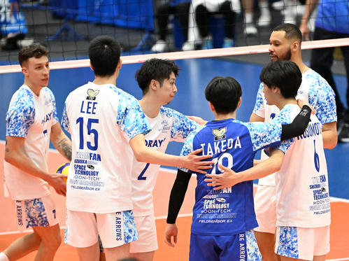 大阪B対東レ静岡 第3セット、得点を取り喜ぶ東レ静岡の選手ら(撮影・石井愛子)