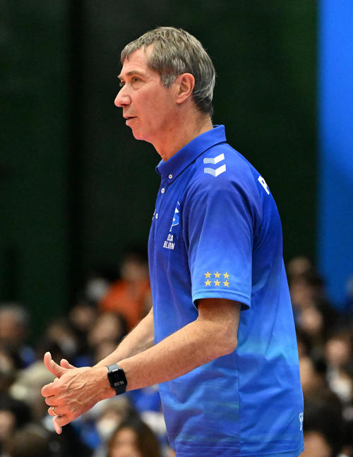 大阪B対東レ静岡 第4セット、選手に声をかけるティリ監督(撮影・石井愛子)