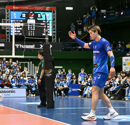 大阪B対東レ静岡 第5セット、激戦の中スパイクを決める大阪Bの西田(右)(撮影・石井愛子)