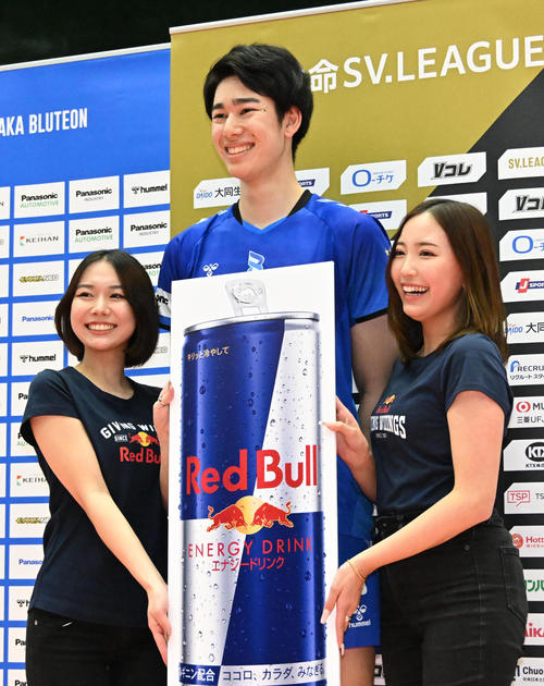 レッドブル賞に選ばれた大阪Bの甲斐(中央)(撮影・石井愛子)