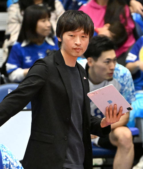大阪B対東レ静岡 第2セット、選手に声をかける東レ静岡の阿部監督(撮影・石井愛子)