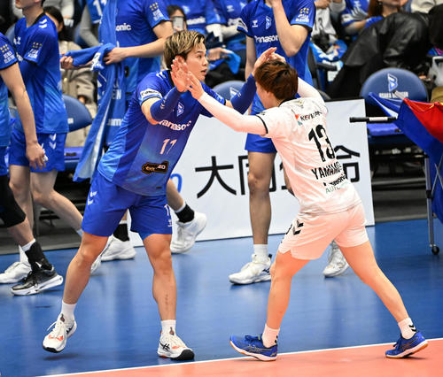 大阪B対東レ静岡 第2セットを取りハイタッチをする大阪Bの西田(左)、山本(撮影・石井愛子)