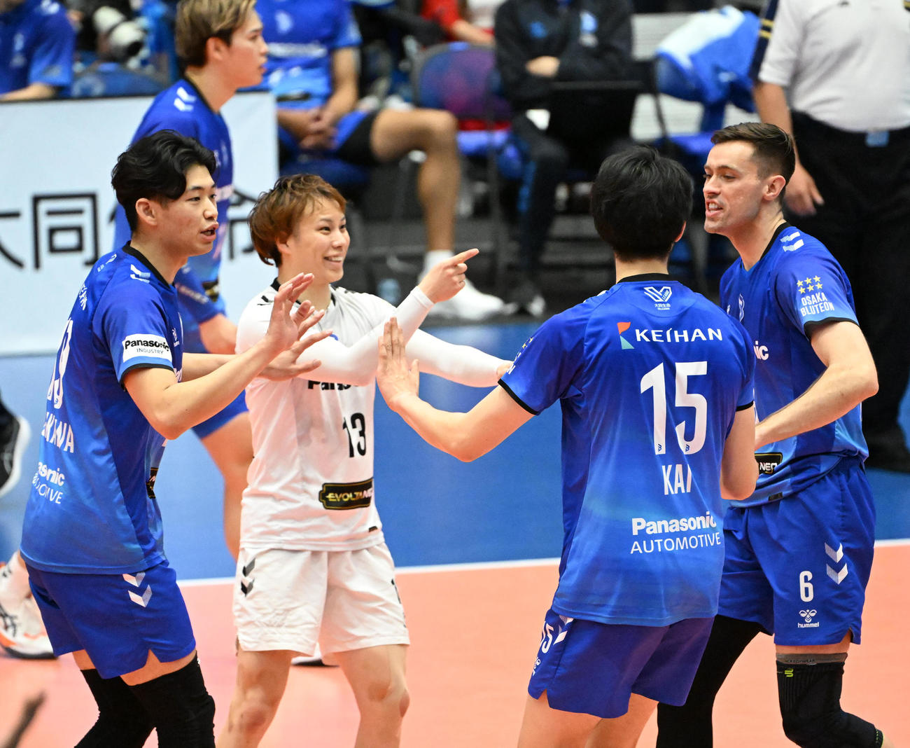 大阪B対東レ静岡　第2セット、得点が入り喜ぶ大阪Bの選手ら（撮影・石井愛子）