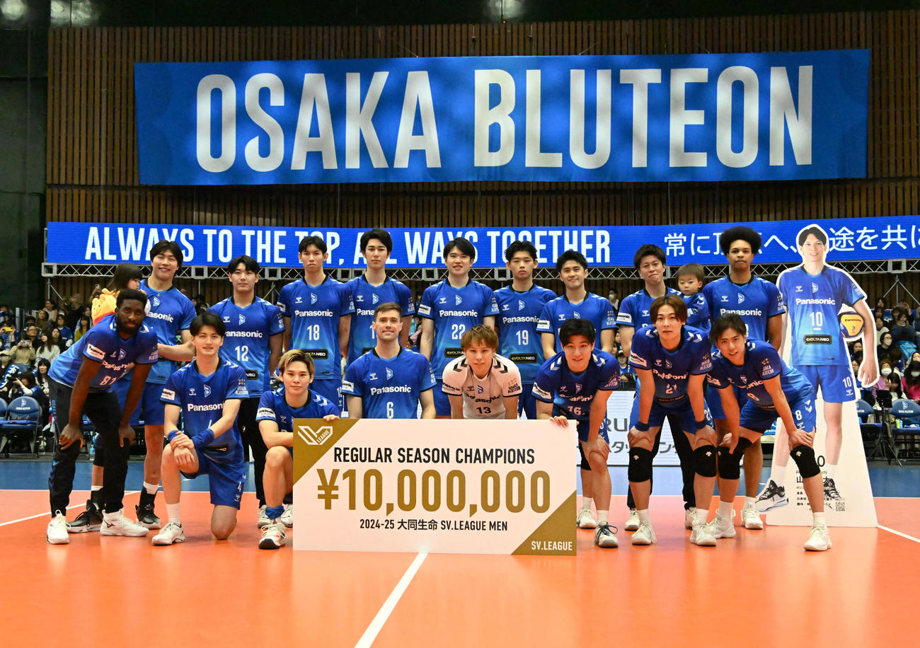 レギュラーシーズン優勝を決め記念撮影をする大阪Bの選手ら（撮影・石井愛子）
